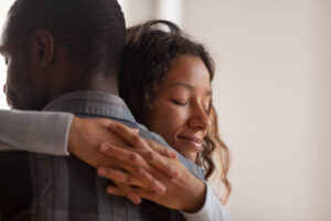 5 Signs a Woman Shows When She Has Feelings for You but Is Trying to Hide Them